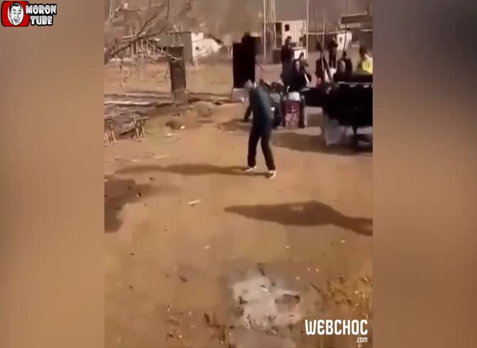 Video :When this singer gets overly enthused, he ends up hurting himself!